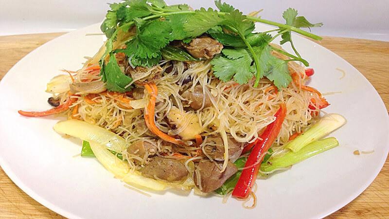 Khám phá cách làm bún gạo xào lòng gà mềm mại, ngon miệng tại nhà một cách dễ dàng, giúp bạn tạo nên món ăn đầy hấp dẫn.