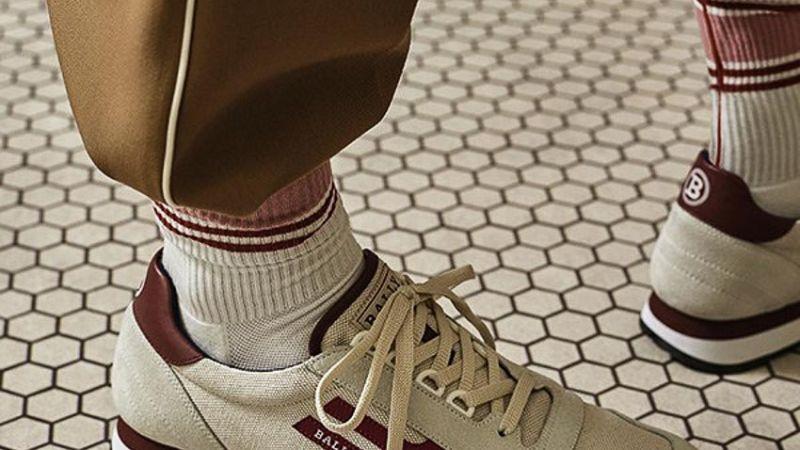 Khám phá cách kết hợp tất và giày sneaker một cách tinh tế, thời thượng cho cả nam và nữ.
