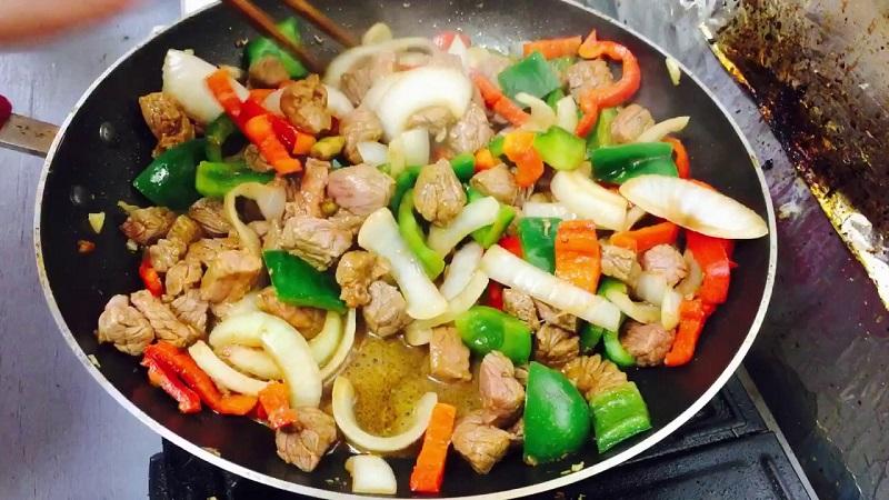 Khám phá cách chế biến bò xào ớt chuông, với thịt bò mềm ngọt, nhanh chóng và dễ dàng, là lựa chọn tuyệt vời cho bữa cơm đầu tuần.