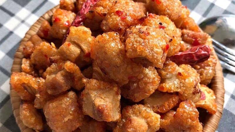 Khám phá cách chế biến tóp mỡ mắm tỏi ớt giòn tan, không lo bị nổ ngay tại nhà để thưởng thức món ăn thơm ngon này.