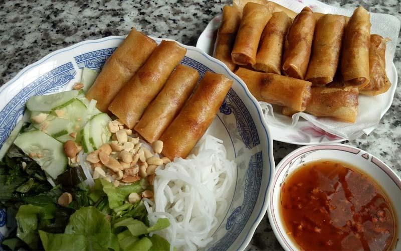 Khám phá cách làm bún chả giò chay ngon miệng, hấp dẫn, phù hợp cho bữa cơm gia đình trong những ngày rằm đầy ý nghĩa.