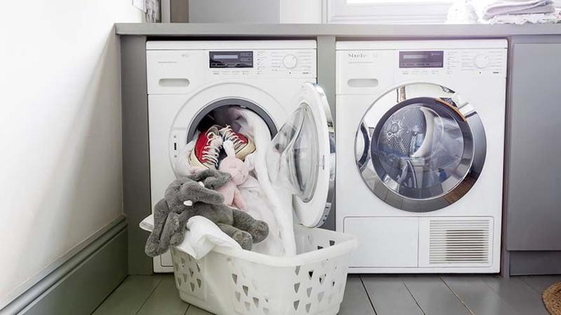 Việc sử dụng máy giặt không đúng cách sẽ khiến thiết bị nhanh chóng hỏng hóc, chỉ sau một thời gian ngắn. Hãy cẩn trọng với những thói quen này để duy trì tuổi thọ của máy giặt lâu dài.