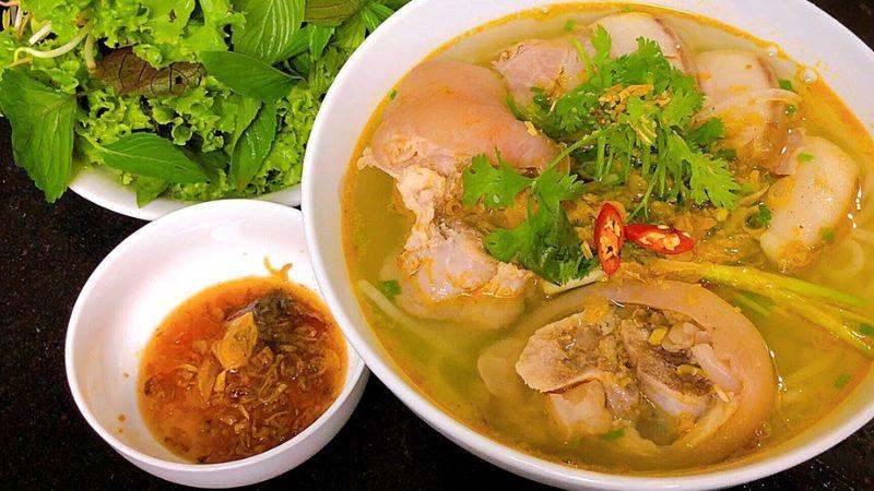 Khám phá cách chế biến bún giò heo thơm ngon, béo ngậy với nước dùng đậm đà, chuẩn vị Huế. Món ăn này sẽ mang đến cho bạn trải nghiệm hương vị tuyệt vời, vừa nhẹ nhàng lại đầy đậm đà.