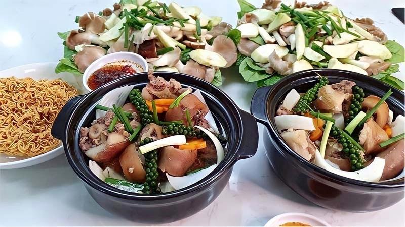 Công thức lẩu đuôi heo béo ngậy, đậm đà, thơm lừng sẽ là món ăn lý tưởng để quây quần cùng gia đình trong những bữa tiệc sum vầy.