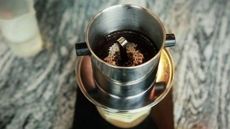 Khám phá bí quyết pha cà phê phin nhỏ đậm đà, thơm nồng, mang đậm hương vị đặc trưng của cà phê Việt Nam.
