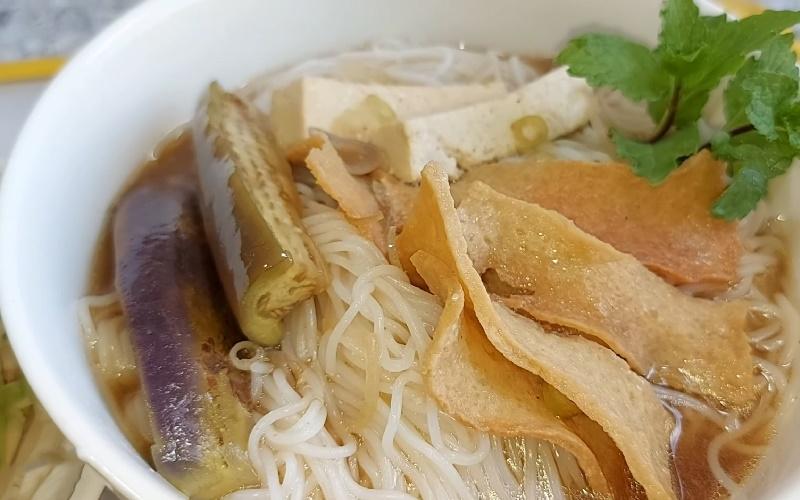 Khám phá công thức nấu bún mắm chay thơm ngon khó cưỡng, mang đậm hương vị miền Tây mà ai cũng yêu thích.