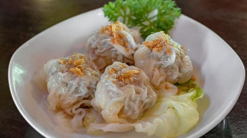 Những món ăn đặc sắc của người Hoa trong dịp Tết tại Việt Nam không chỉ thể hiện sự phong phú trong ẩm thực, mà còn mang đậm giá trị văn hóa của một cộng đồng lâu đời. Cùng khám phá những món ăn ấy để cảm nhận rõ nét hương vị Tết của người Hoa.