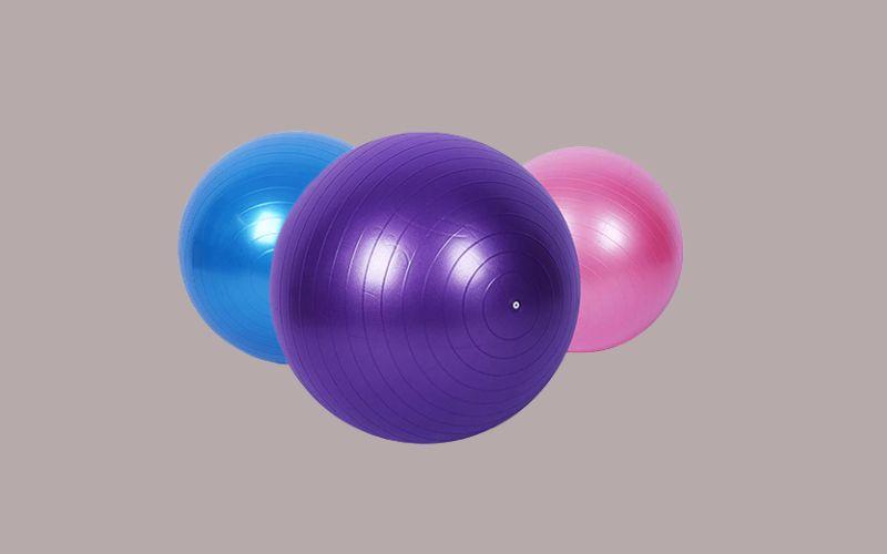 Lợi ích của việc tập yoga với bóng là gì? Cùng khám phá 5 bài tập yoga đơn giản nhưng hiệu quả với bóng.