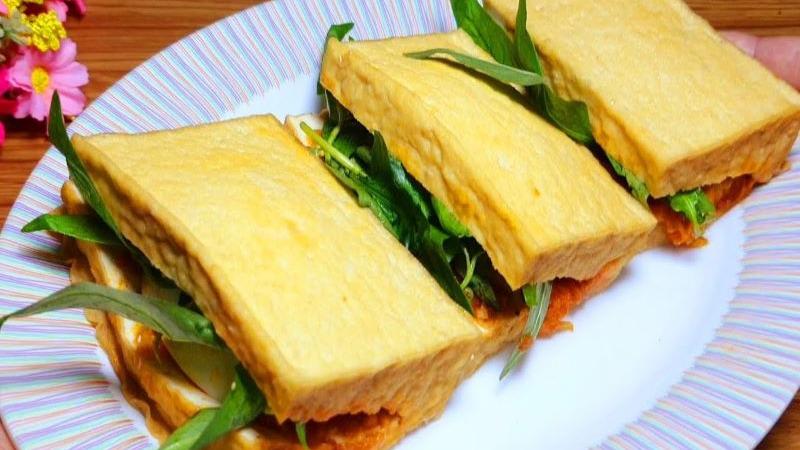 Đậu hũ kẹp rau răm – món ăn đặc trưng của miền Tây, giản dị nhưng lại cuốn hút khó cưỡng với sự hòa quyện tuyệt vời giữa vị đậu hũ mềm mịn và rau răm thơm nồng.