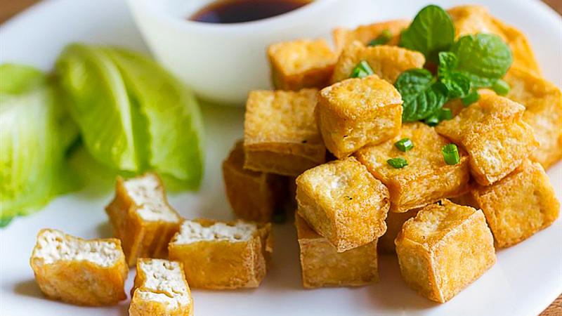 2 cách chiên đậu hũ bằng nồi chiên không dầu đơn giản, giòn lâu bất ngờ
