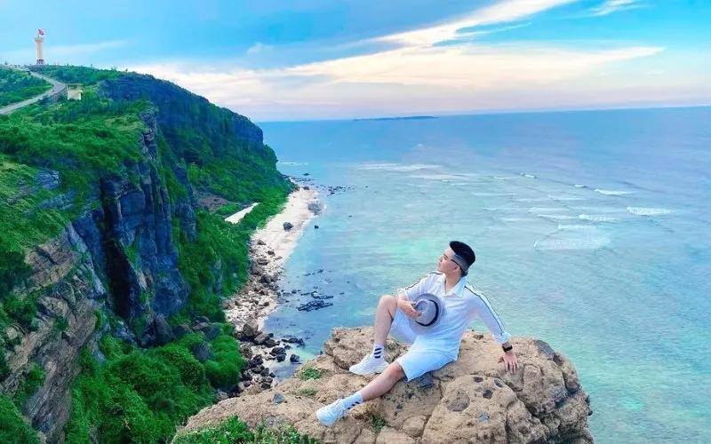 Khám phá vẻ đẹp của Quảng Ngãi trong những ngày đầu xuân, từ những cánh rừng nguyên sinh đến bãi biển xanh mát, một hành trình lý tưởng cho những ai yêu thích thiên nhiên và sự bình yên.