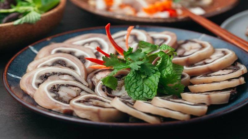 Hướng dẫn chi tiết cách làm tai heo cuộn mộc nhĩ thơm ngon tại nhà, đơn giản mà lại hấp dẫn vô cùng.