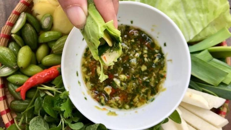 Hướng dẫn cách làm nhót xanh chẩm chéo chua cay, đúng vị Tây Bắc