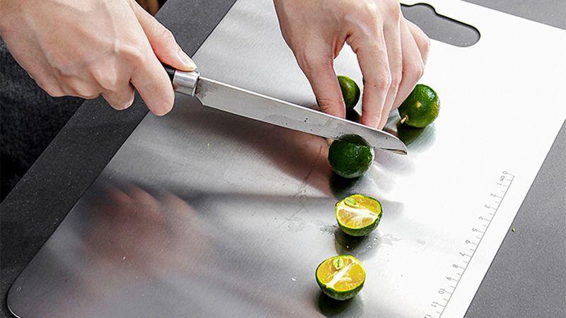 Thớt inox: Những điểm cần biết về ưu và nhược điểm trước khi mua sắm