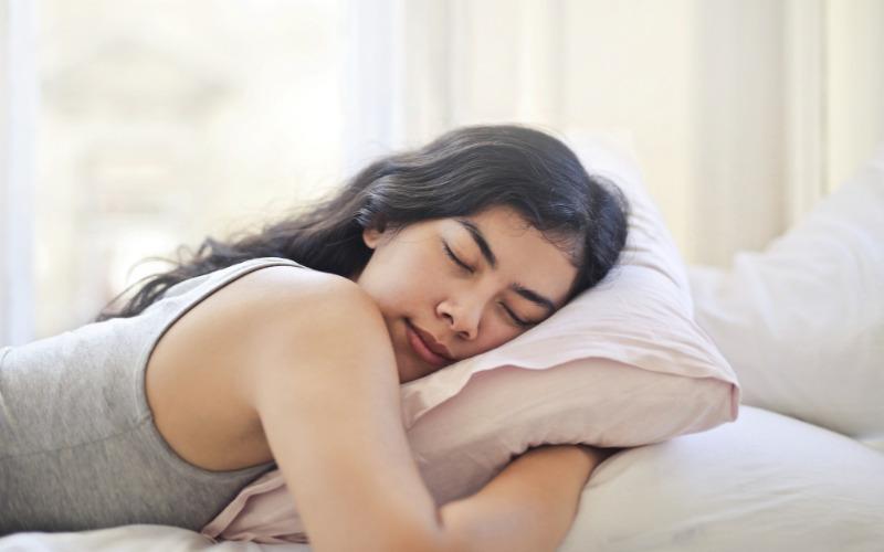 Vì sao dù trời nóng đến mức ra mồ hôi, nhiều người vẫn cảm thấy cần thiết phải đắp chăn khi ngủ?