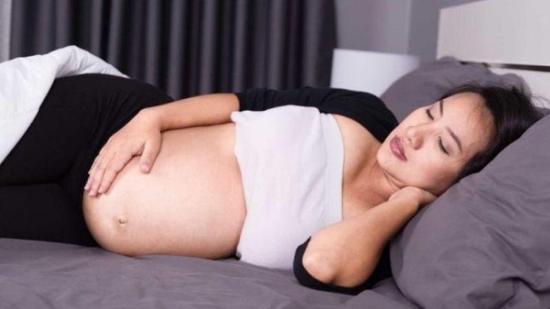 Mẹ bầu nên nằm nghiêng theo hướng nào là tốt nhất? Những tư thế nào cần tránh để đảm bảo sức khỏe cho mẹ và thai nhi?