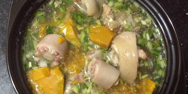 Bí đỏ, một loại thực phẩm giàu dinh dưỡng, không chỉ mang đến lợi ích sức khỏe mà còn có thể trở thành bài thuốc quý trong việc điều trị bệnh. Với hàm lượng carotene phong phú, bí đỏ khi được cơ thể hấp thụ sẽ chuyển hóa thành Vitamin A, hỗ trợ duy trì sức khỏe và năng lượng. Hạt bí đỏ cũng chứa Physterol cùng với Omega-3, Omega-6, các dưỡng chất giúp bảo vệ và củng cố cơ thể. Với những ưu điểm tuyệt vời này, bí đỏ là lựa chọn lý tưởng để làm bài thuốc chữa bệnh.