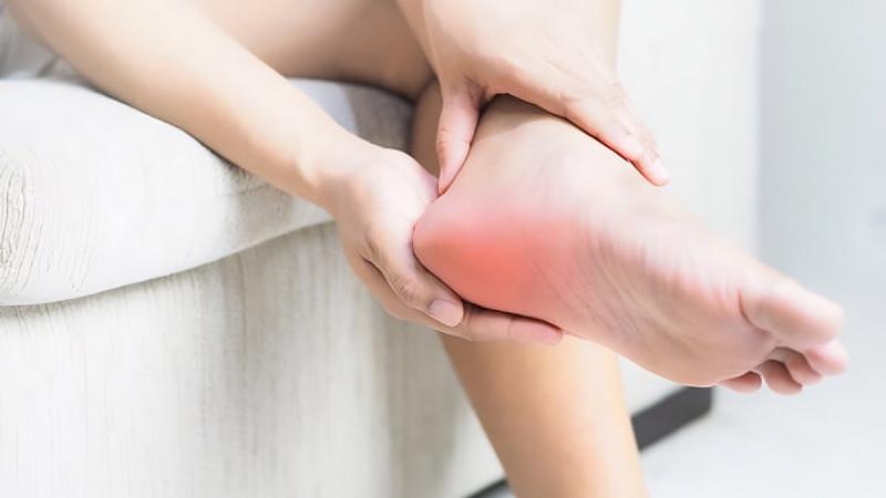 Cảm giác đau gót chân phải làm gì? Tìm hiểu những nguyên nhân gây ra và các phương pháp điều trị hiệu quả.