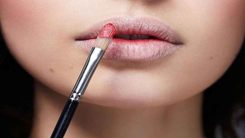 Khám phá cách biến đôi môi dày thành mỏng tự nhiên với son môi.