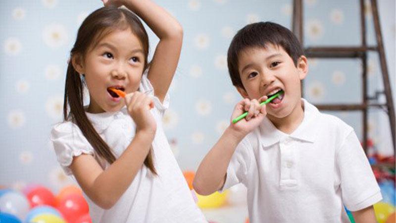 Liệu bé nuốt kem đánh răng có ảnh hưởng gì không?