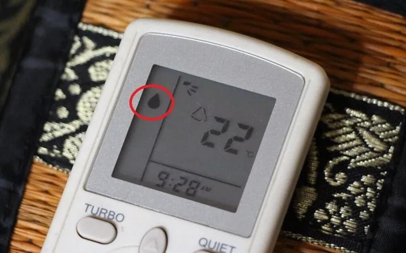 Khi trời mưa, nhiều người thắc mắc không biết nên chọn chế độ nào trên điều hòa vừa có thể hút ẩm hiệu quả, vừa tiết kiệm điện năng. Hãy cùng tìm hiểu câu trả lời.