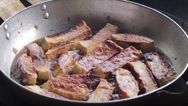 Khám phá cách làm chả lụa kho tiêu đậm đà với hương vị cay nồng quyến rũ.
