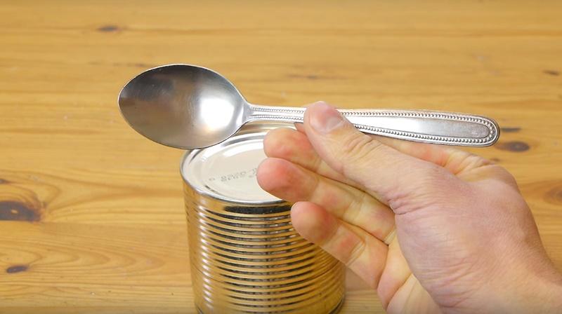 Mở lon đồ hộp dễ dàng chỉ với một chiếc muỗng, tiện lợi và nhanh chóng.