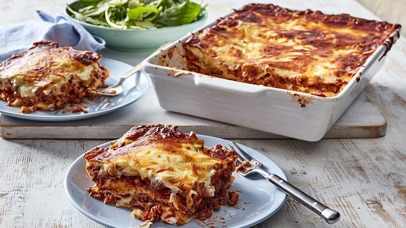 Lasagna là món ăn đặc trưng của Ý, với những lớp mì mỏng, thịt băm thơm ngon và lớp phô mai béo ngậy. Cùng khám phá cách làm Lasagna chuẩn Ý để tạo nên món ăn hoàn hảo cho gia đình bạn.