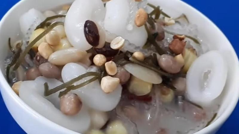 Khám phá 2 cách chế biến chè dừa nước thập cẩm béo ngậy, thơm lừng, là món ăn lý tưởng để làm dịu mát cơ thể trong những ngày hè oi ả.