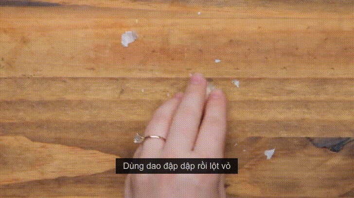Mẹo lột tỏi nhanh chóng, ngay cả người mới cũng làm được