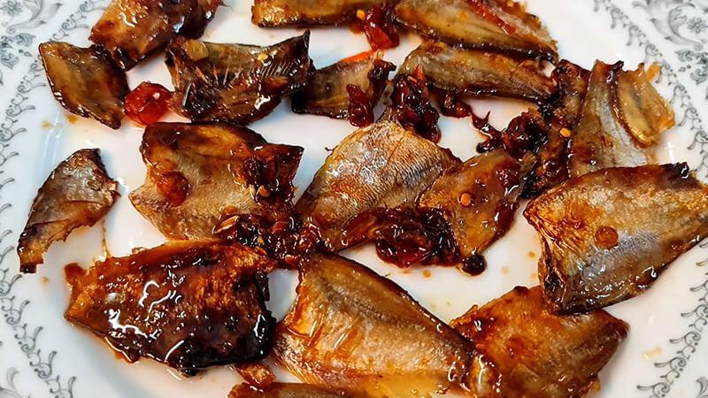 Khám phá cách chế biến khô cá sặc chiên giấm đường đậm đà, lý tưởng cho những ngày mưa, mang đến hương vị khó cưỡng.
