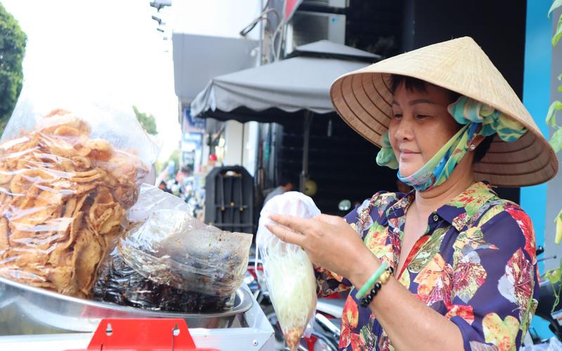 Khám phá món gỏi khô bò được yêu thích suốt gần 50 năm tại TP.HCM, một điểm đến không thể bỏ qua cho những tín đồ ẩm thực.