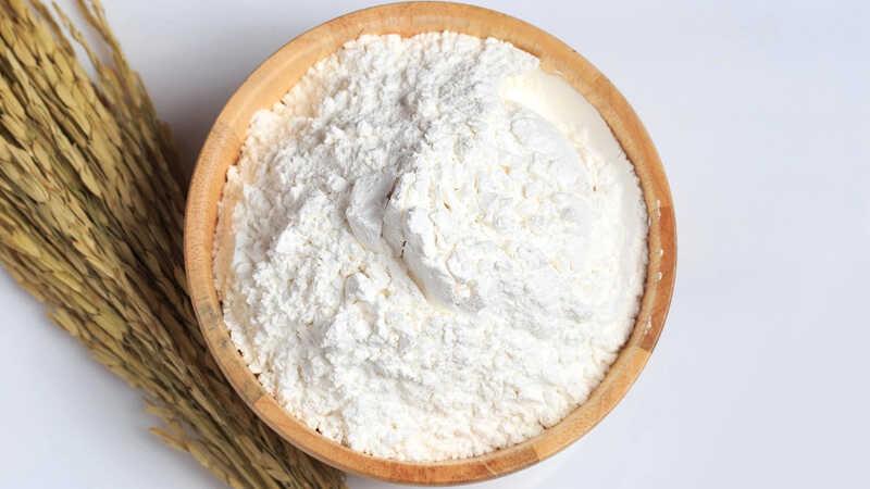 Làn da trắng mịn, mềm mại như lụa sẽ trở thành hiện thực nhờ phương pháp tắm trắng từ bột gạo đơn giản và hiệu quả.