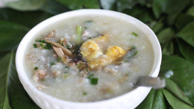Hướng dẫn cách nấu cháo cá trê không tanh, ngon miệng mà ăn mãi không thấy chán.