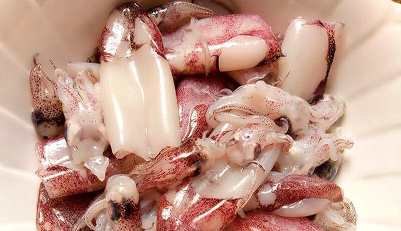 Thổi làn gió mới cho bữa cơm cuối tuần với món mực xào dưa chua đầy cuốn hút
