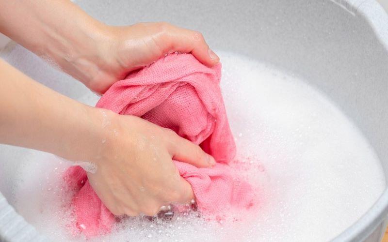 Nếu lỡ làm dính sơn lên quần áo, đừng lo, hãy thử ngay các mẹo này để phục hồi lại màu sắc trắng sáng như ban đầu.