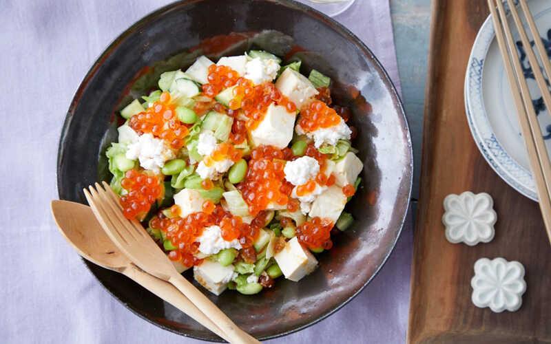 Khám phá công thức làm salad trứng cá hồi thơm ngon, độc đáo và đầy đủ dưỡng chất cho cả gia đình.