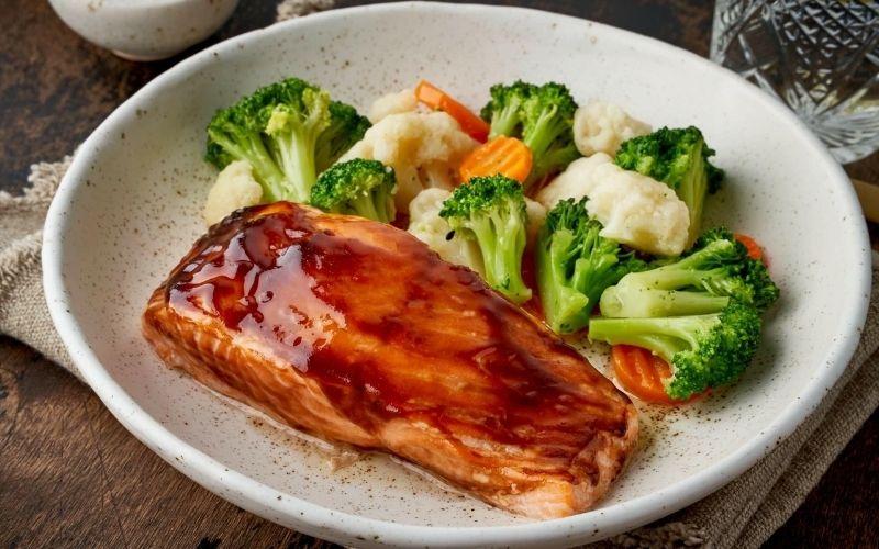 Công thức chế biến cá hồi áp chảo sốt teriyaki với lớp da giòn tan, hương vị đậm đà quyến rũ