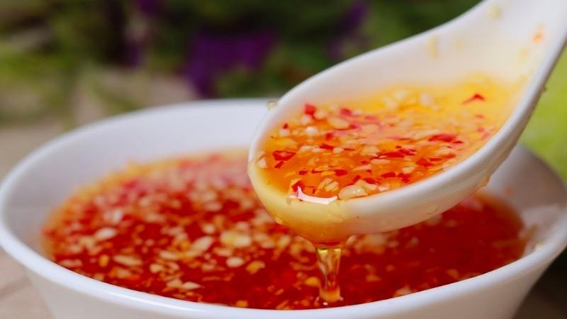 Cách pha nước mắm chua ngọt thơm ngon, ăn kèm bánh xèo tuyệt hảo và giữ được lâu.