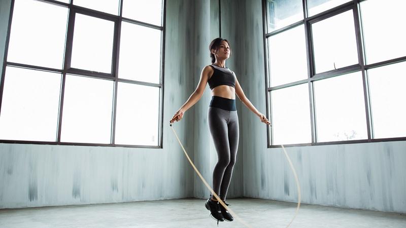 Chỉ cần 10 phút nhảy dây mỗi ngày để duy trì vóc dáng thon gọn.