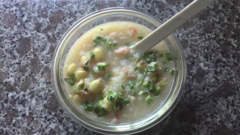Món cháo tôm hạt sen không chỉ mang đến hương vị hấp dẫn mà còn rất bổ dưỡng, là lựa chọn tuyệt vời cho các bữa ăn gia đình. Với sự kết hợp hoàn hảo giữa tôm tươi và hạt sen mềm mịn, món ăn này sẽ làm hài lòng tất cả mọi người, từ người lớn đến trẻ nhỏ.