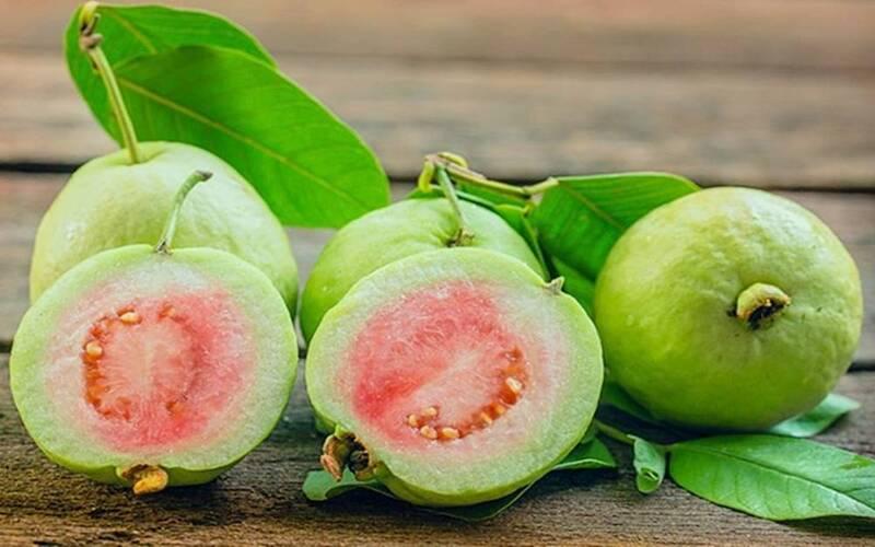 Mẹ bỉm sau sinh mổ có thể ăn ổi, nhưng làm thế nào để ăn an toàn và hiệu quả cho sức khỏe? Cùng khám phá cách thưởng thức ổi đúng cách sau khi sinh mổ.