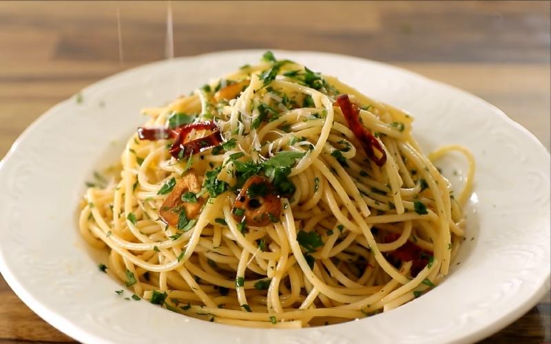 Công thức Spaghetti Aglio e Olio – mì Ý sốt dầu tỏi chuẩn vị nhà hàng
