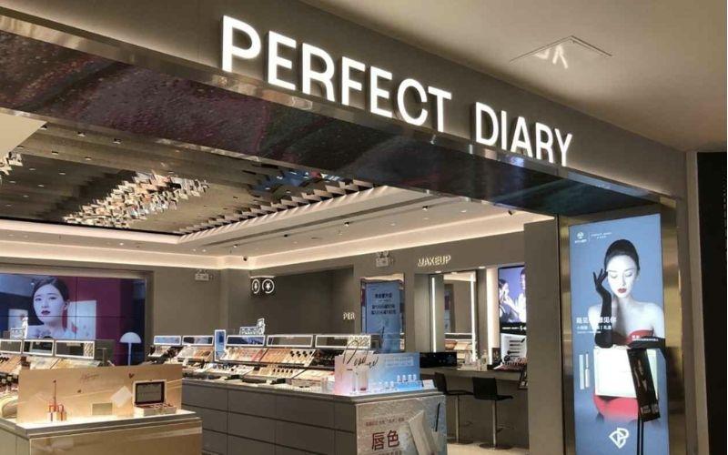 7 bảng phấn mắt Perfect Diary đang tạo nên cơn sốt mạnh mẽ trên thị trường mỹ phẩm Trung Quốc, luôn đứng đầu danh sách các sản phẩm được yêu thích nhất.