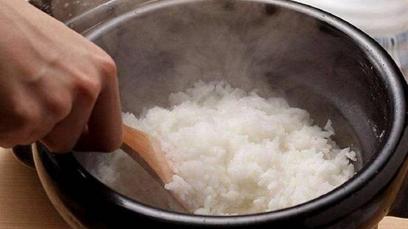 Khám phá cách nấu cơm bằng lò vi sóng nhanh chóng, dễ dàng và vẫn giữ được hương vị thơm ngon, mềm mịn.