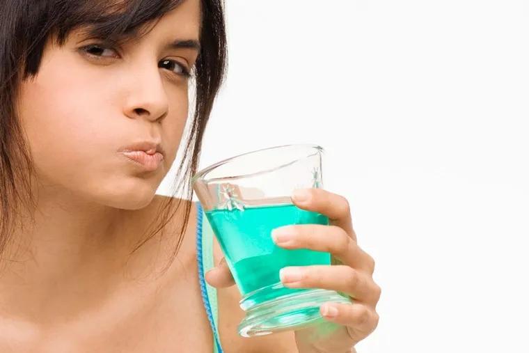 Những điều quan trọng cần biết khi dùng nước súc miệng