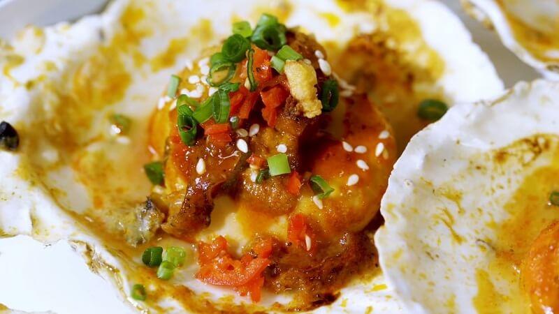 Chia sẻ bí quyết làm sò điệp nướng sa tế cay nồng, khơi dậy vị giác tinh tế.