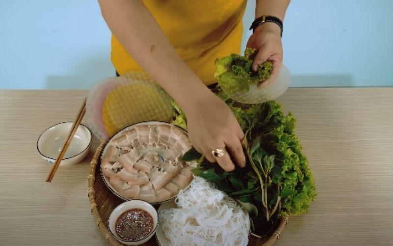 Mẹo cuốn bánh tráng vừa đẹp mắt vừa nhanh gọn chỉ cần một đôi đũa đơn giản