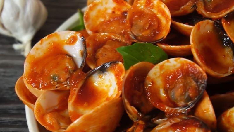 Thưởng thức món nghêu xào sa tế cay cay đậm đà khó quên