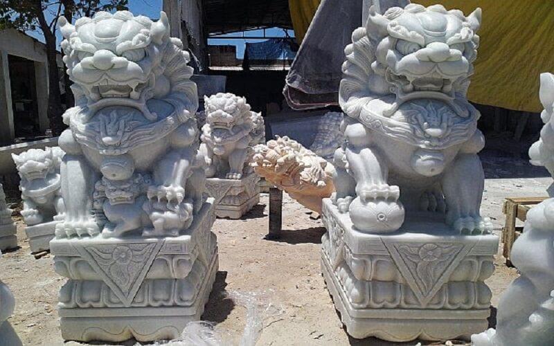 Hướng dẫn cách bài trí kỳ lân trước nhà theo đúng chuẩn phong thủy mang ý nghĩa sâu sắc.